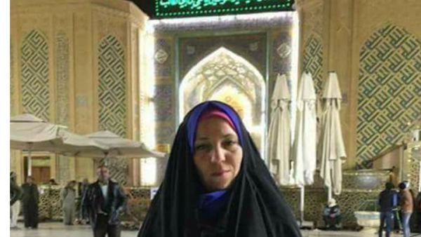سميرة مواقي في زيارة لها إلى مرقد شيعي بمدينة النجف
