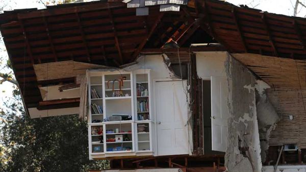 وصف السكان السيول الوحلية بأنها مثل قطار سريع أو قطيع ثيران يدمر كل شيء 