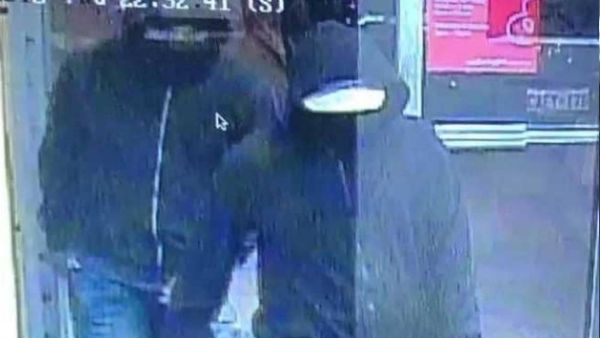 المشتبه بهما أثناء دخول المطعم