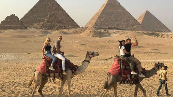 كورتني كارداشيان مع أصدقائها في مصر