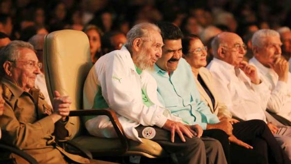 كاسترو في كوبا إلى جانب شقيقه راوول والرئيس الفنزويلي