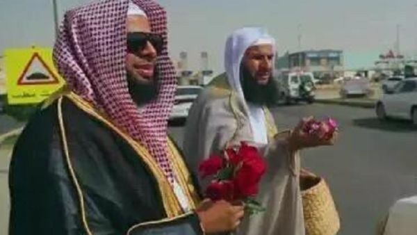 رجال هيئة الأمر بالمعروف والنهي عن المنكر في السعودية يوزعون الورد في الطرقات