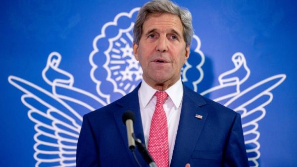 US Secretary of State John Kerry gives a statement after meeting with Somalian President at the airport in Mogadishu on May 5, 2015. (AFP/Andrew Harnik)