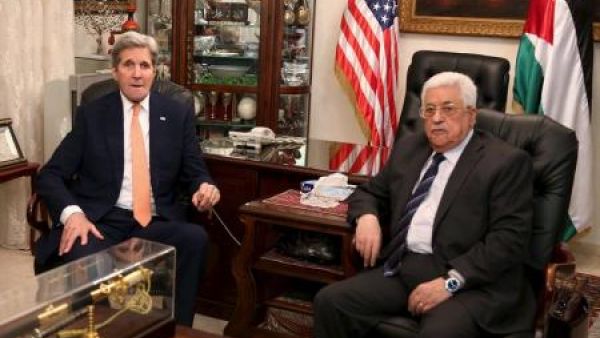 الرئيس الفلسطيني محمود عباس خلال محادثات مع وزير الخارجية الأمريكي جون كيري في عمان
