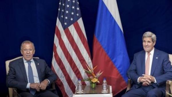 كيري (الى اليمين) اثناء اجتماع مع لافروف في كوالالمبور يوم الخامس من اغسطس اب 2015
