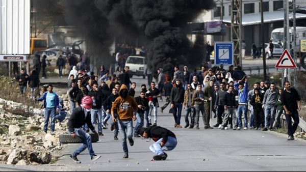 مواجهات بين الفلسطينيين وقوات الاحتلال عقب تشييع جثمان الشهيد الخالدي
