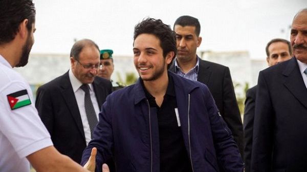 ظهر ولي العهد الأردني وهو محاط بمجموعة من رجال الأمن، والدرك
