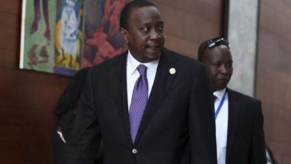 وتوقف كينياتا عن إلقاء الخطاب بعد وقت قصير من بدئه مع تعالي الصفير
