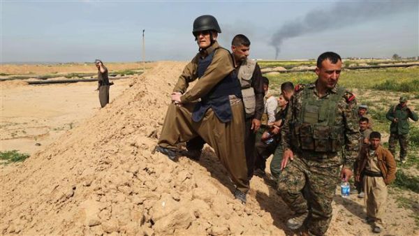 The Iraqi governor of Kirkuk, Najmiddin Karim, stands on a trench alongside Iraqi Kurdish Peshmerga fighters in Kirkuk on March 9, 2015 after the fighters re-took parts of the area from Daesh militants. (AFP/File)