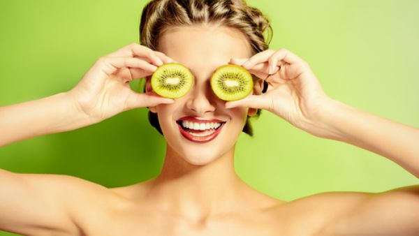 يساعد الكيوي على مكافحة التجاعيد مع الحفاظ على قوة العظام والأسنان.

