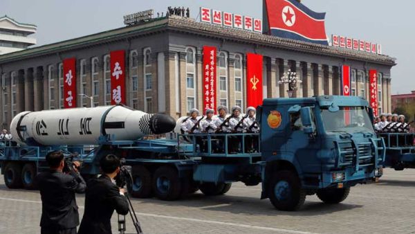 البيت الأبيض يدافع عن تحرك حاملة طائرات لشبه الجزيرة الكورية
