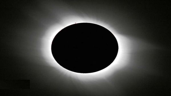 كسوف للشمس وإندونيسيا على موعد مع نهار مظلم
