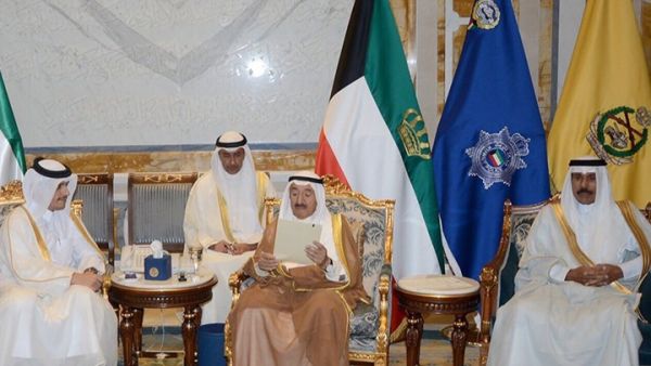 نشرت وكالة الأنباء صورة أمير الكويت وهو يقرأ الرد القطري 