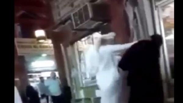 رجل ضرب امرأة في الكويت