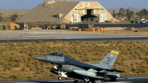 طائرة امريكية اف 16 تقلع في الكويت
