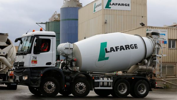 "لافارج" تحقق في اتهامها بالتعامل مع داعش
