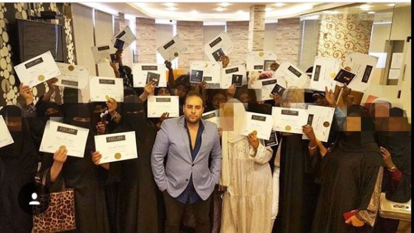 لبناني يقيم دورة مكياج للفتيات!