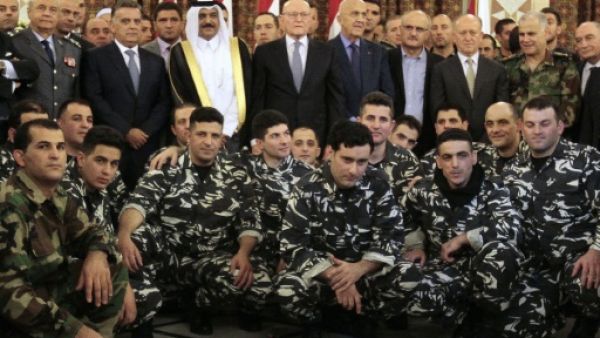 ارشيف/ العسكريون اللبنانيون الذين كانوا محتجزين لدى جبهة النصرة خلال مراسم في القصر الحكومي
