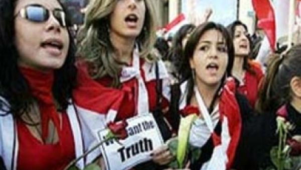 ينقسم النواب إلى مجموعتين أساسيتين لا تملك أي منهما الغالبية المطلقة