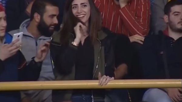 لبناني يطلب يد حبيبته خلال مباراة كرة سلة على الهواء مباشرة!