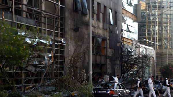 Investigators at the scene of the BLOM bank bombing in Beirut on June 13, 2016. (AFP/Patrick Baz)