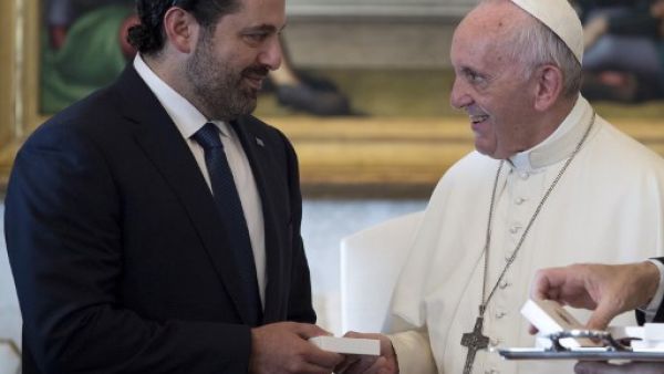 Pope Francis (R) gives a rosary to Prime Minister of Lebanon Saad Hariri during a private audience at the Vatican, on October 13, 2017. /AFP