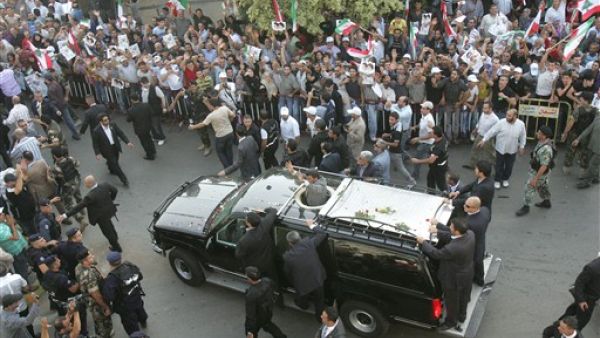 نجاد يحي مستقبليه على طريق مطار بيروت/أ.ف.ب