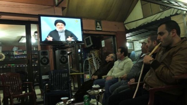 لبنانيون يتابعون كلمة نصرالله في احد مقاهي بيروت/أ.ف.ب