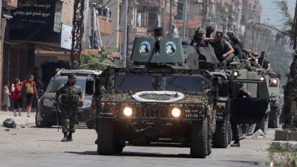 الجيش اللبناني خلال انتشاره الاثنين في شارع سوريا الفاصل بين باب التبانة وجبل محسن/أ.ف.ب