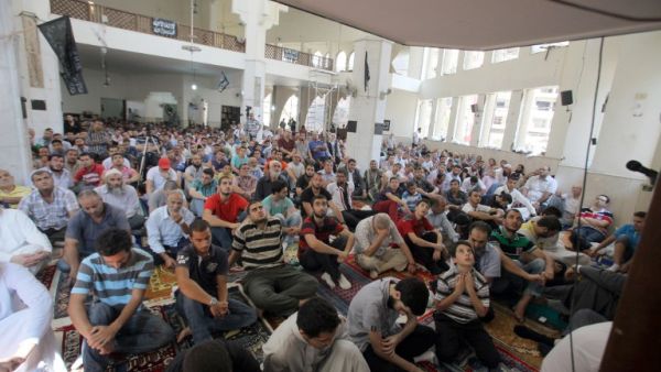 LEBANON, Tripoli : People perform the Friday prayer on August 31, 2013, inside Al-Salam mosque that was targeted with a car bomb a week ago in the northern Lebanese port city of Tripoli. AFP PHOTO STR
