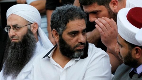 المطرب اللبناني المعتزل فضل شاكر بجانب الشيخ السلفي أحمد الأسير