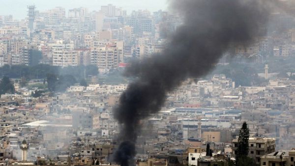 دخان يتصاعد من مخيم عين الحلوة القريب من مدينة صيدا في الجنوب اللبناني