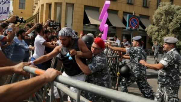 اشتباكات بين المعتصمين وقوات الأمن وسط بيروت