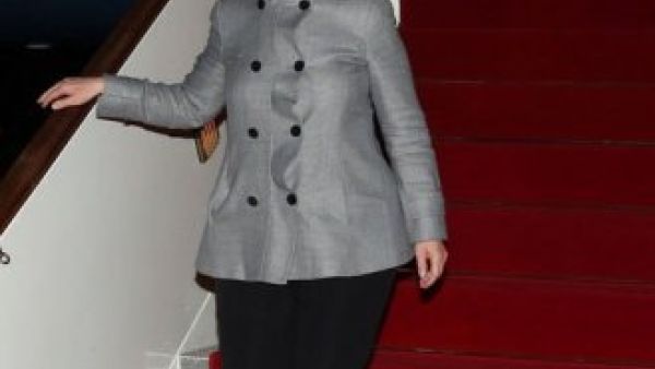 وزيرة الخارجية الاميركية هيلاري كلينتون عند وصولها الى سلطنة عمان ليل الثلاثاء الاربعاء