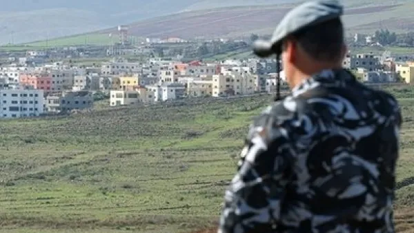 ضابط لبناني يراقب بمنظاره قرية الغجر المحتلة