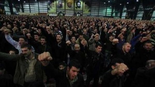 انصار لحزب الله يهتفون خلال متابعتهم كلمة متلفزة لنصر الله في بيروت مساء الاربعاء