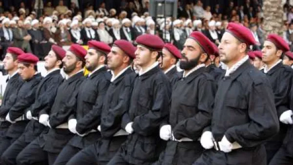 عناصر من حزب الله خلال استعراض عسكري في الضاحية الجنوبية لبيروت