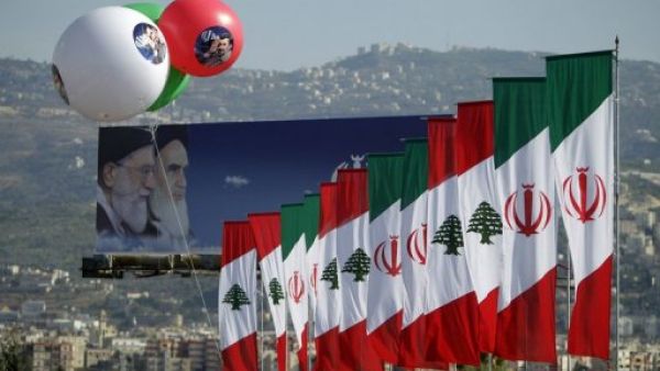 اعلام لبنانية وايرانية على جسر يؤدي الى مطار بيروت
