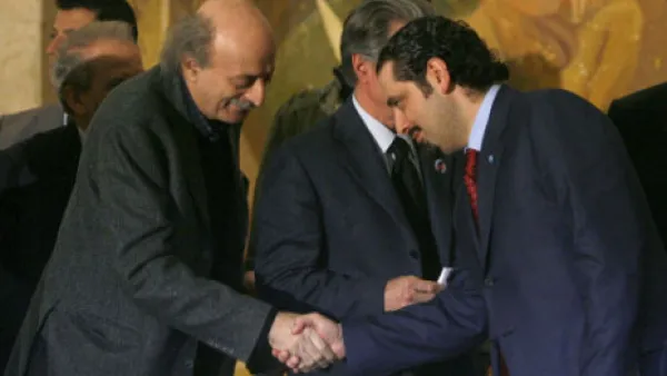 جنبلاط (يسار) مصافحا سعد الحريري
