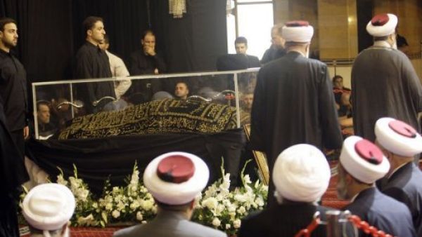 رجال دين يلقون النظرة الاخيرة على جثمان المرجع الشيعي العلامة السيد محمد حسين فضل الله