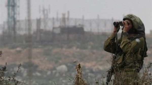 جندي اسرائيلي يراقب الحدود مع لبنان