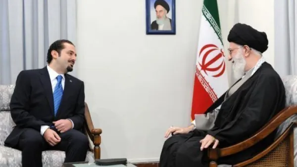 المرشد الاعلى للجمهورية الاسلامية الايرانية آية الله علي خامنئي (يمين) مستقبلا رئيس الوزراء اللبناني سعد الحريري في طهران 