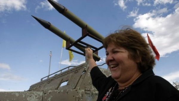 الييدا غيفارا تقف الى جانب نصب لدبابة وصواريخ شيده حزب الله خلال جولةو في قرية الخيام جنوب لبنان
