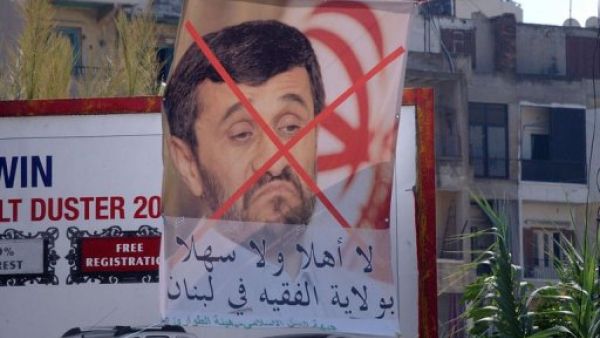 لافتة عليها صورة للرئيس الايراني محمود احمدي نجاد مشطوبة بالاحمر في طرابلس (شمال لبنان)
