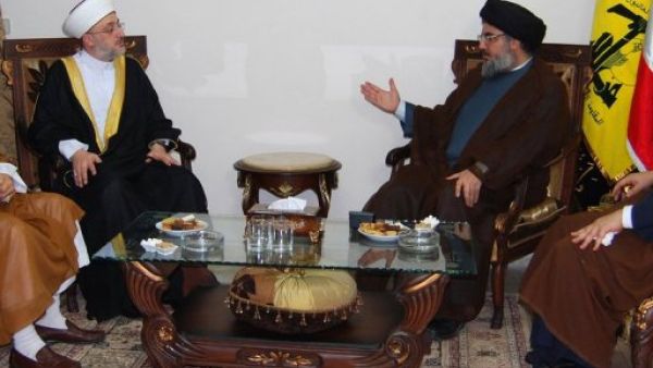 امين عام حزب الله حسن نصرالله (يمين) مستقبلا رئيس جمعية المشاريع الخيرية الاسلامية (الاحباش) 
