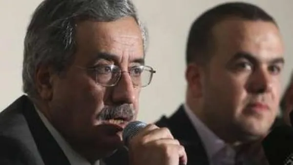 وزير الاتصالات اللبناني شربل نحاس يتحدث خلال المؤتمر الصحفي والى جانبه النائب فضل الله