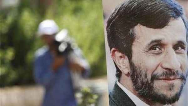 صورة للرئيس الايراني داخل حديقة في مارون الراس مولت ايران انشاءها