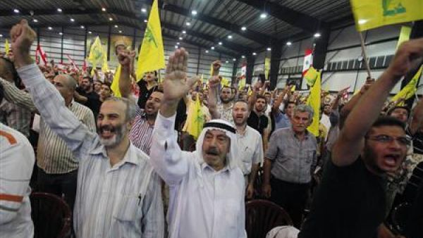 نصار حزب الله يستمعون لخطاب الامين العام للحزب حسن نصرالله في الضاحية الجنوبية في بيروت 