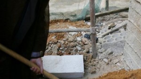 صورة وزعها اعلام حزب الله تظهر الامين العام السيد حسن نصرالله يزرع شجرة امام منزله في حارة حريك
