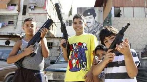 اطفال فلسطينيون في احد مخيمات اللاجئين في لبنان